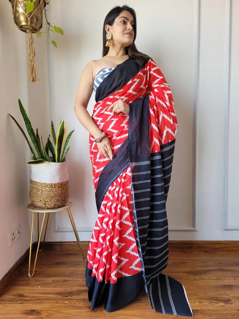 Mulmul Cotton Saree In Red & Black